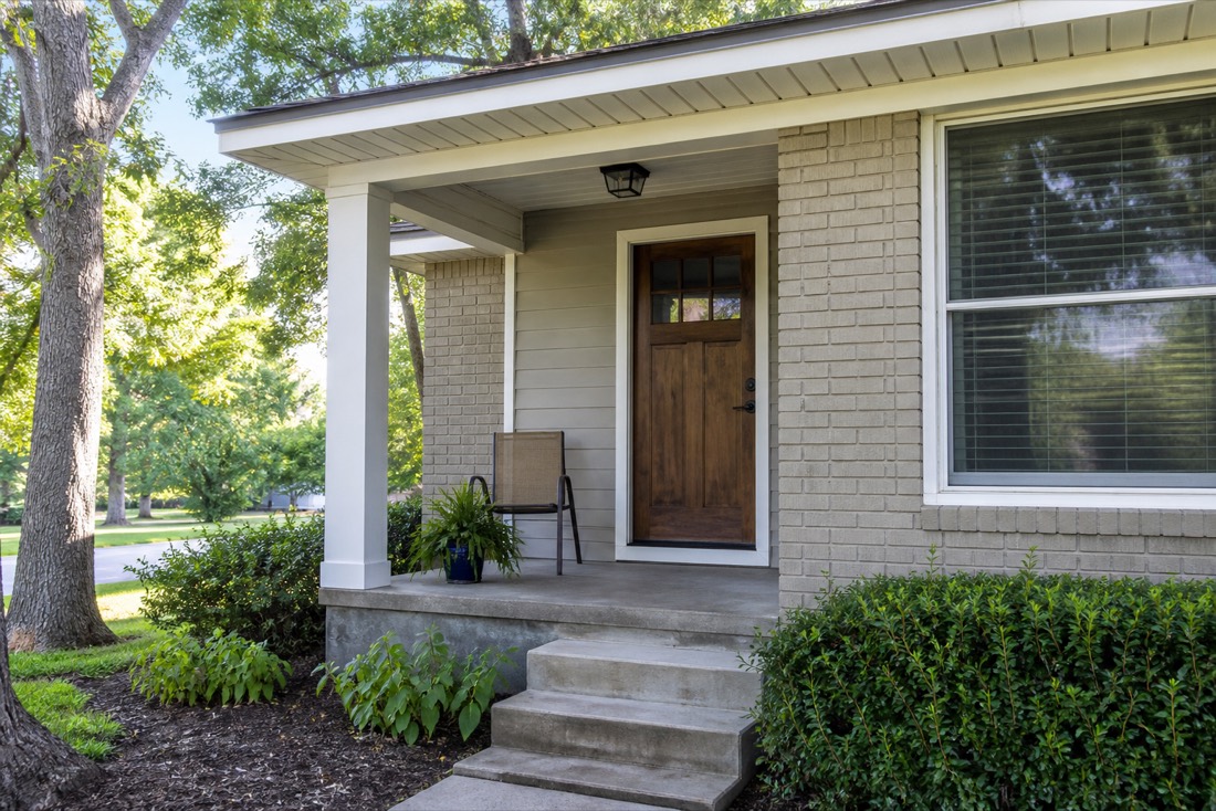 Clean front porch and entry of a modest East Texas home